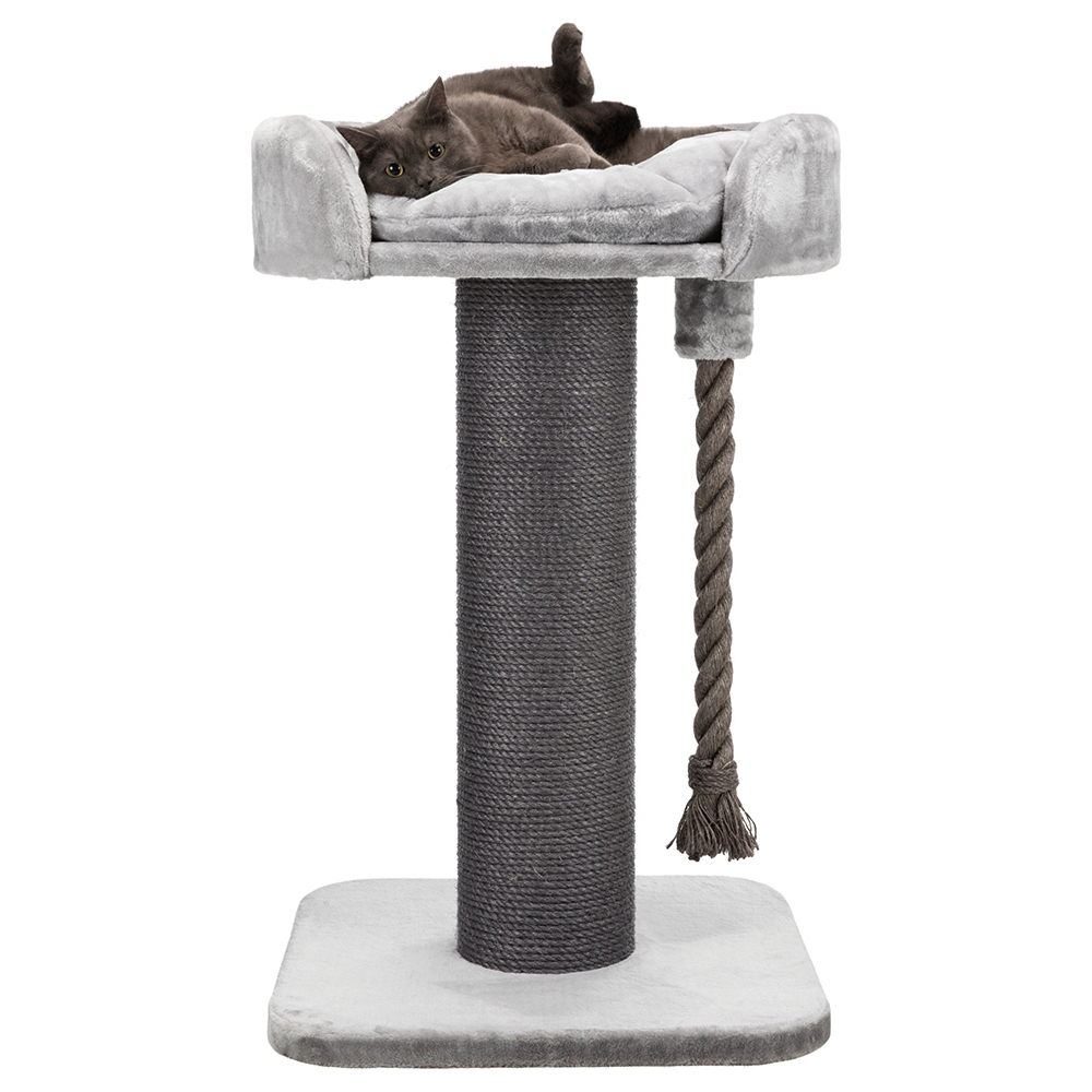 grijze kattenkrabpaal met speeltouw en kat erop