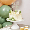 acryl taart topper met de saliegroene tekst baby zit in een beige taart met witte chocola en groene macarons