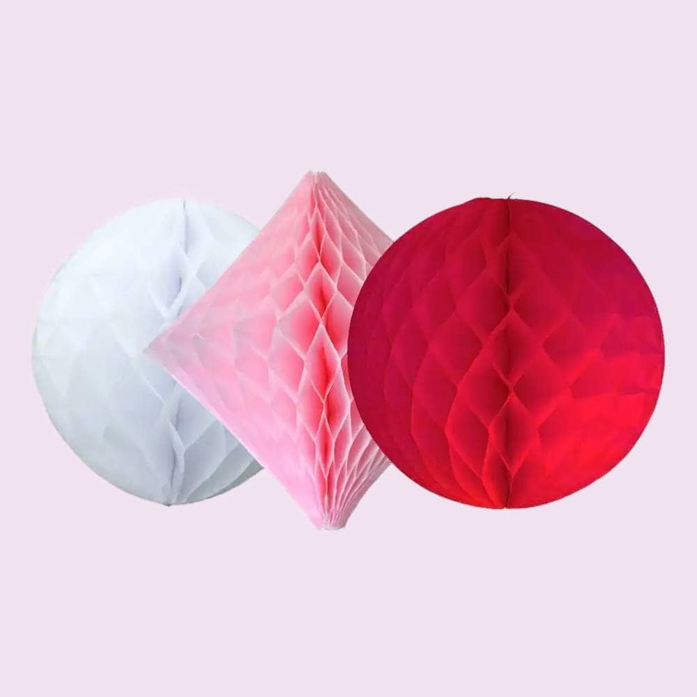 Drie honeycombs in verschillende vormen in de kleuren wit, rood en roze.