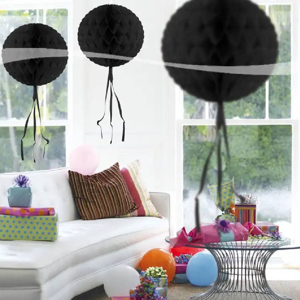 Drie zwarte honeycombs in kamer met cadeaus en ballonnen