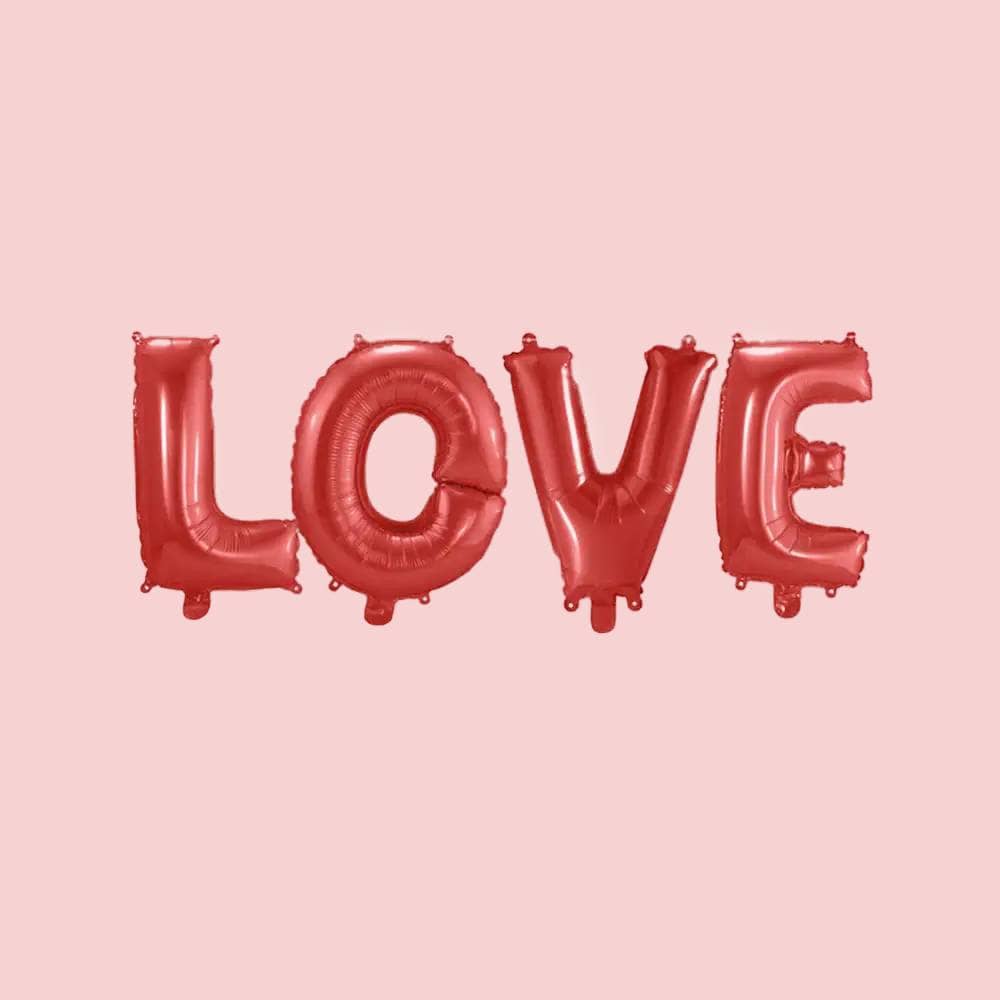 Ballonslinger rode letters 'love' op een lichtrode achtergrond