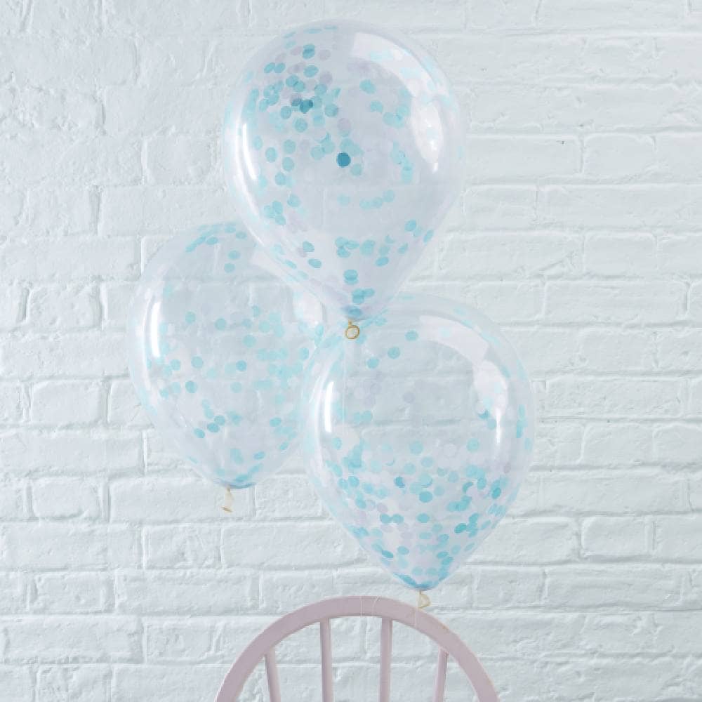 Transparante confetti ballonnen met blauwe confetti erin aan roze stoel