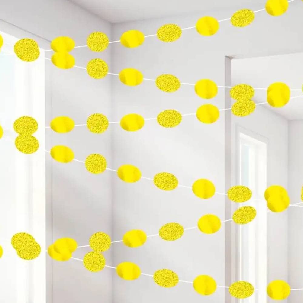 Gele confettislinger in woonkamer