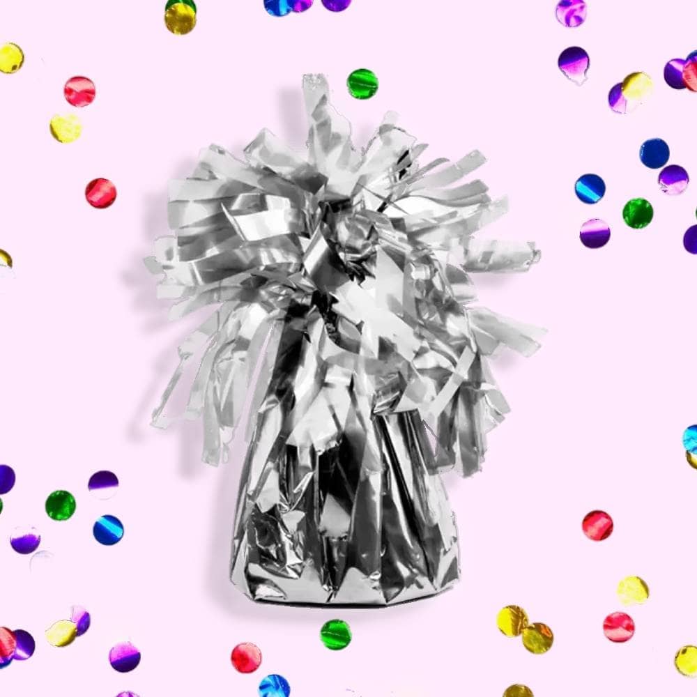 Zilver gewichtje voor ballonnen met franjes op een lichtroze achtergrond met confetti