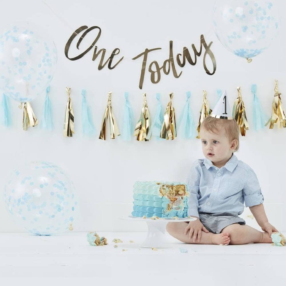 Kindje met taart in zijn hand, taart op de grond en daarachter versiering met One Today erop