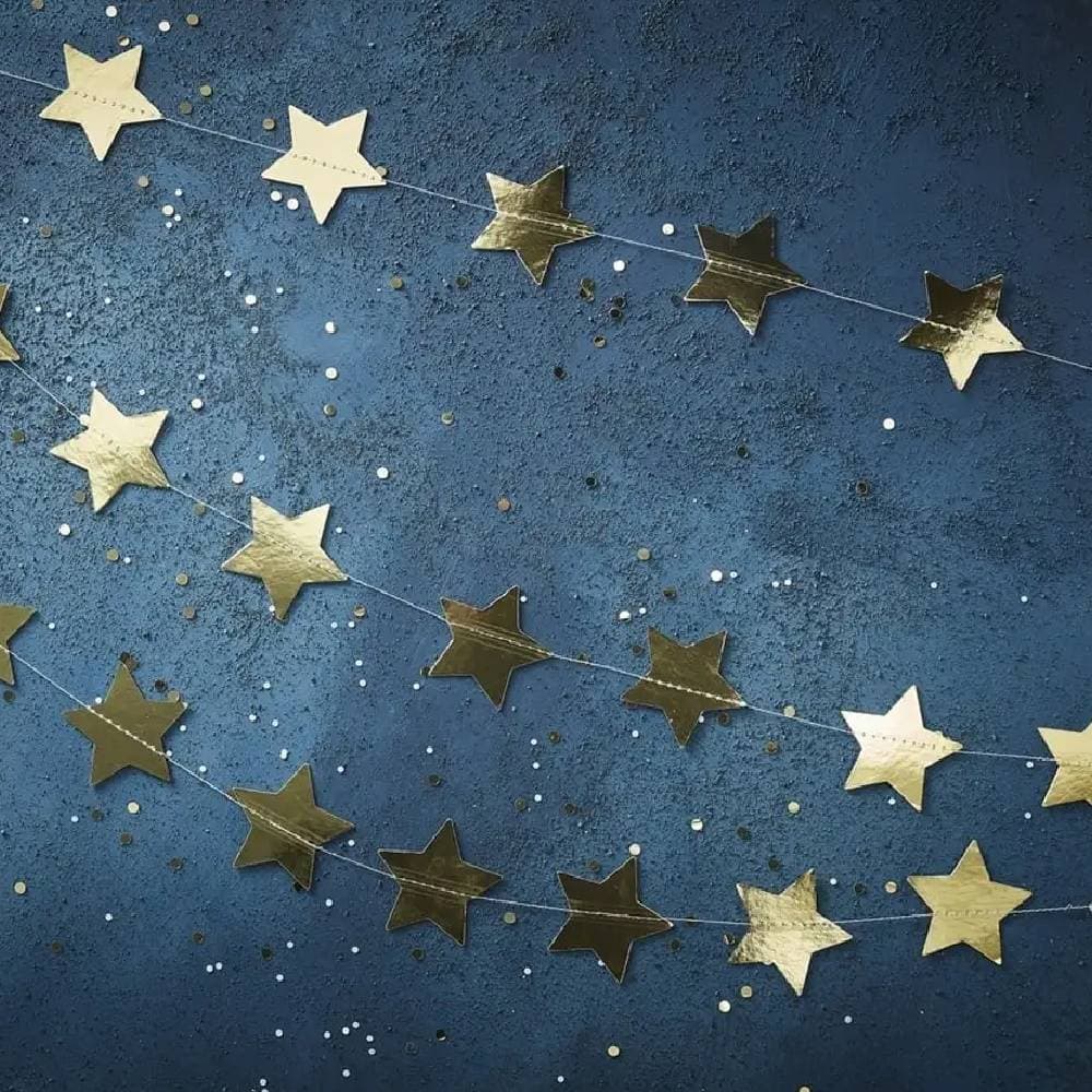 Drie slingers met gouden sterren op een donkerblauwe achtergrond met confetti