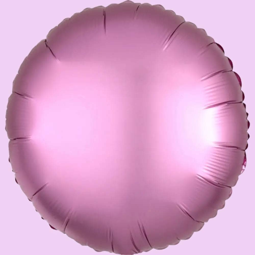Ronde lila folie ballon op lichtroze achtergrond