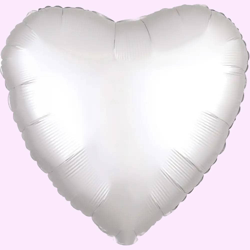 Hartvormige witte folieballon op een lichtroze achtergrond