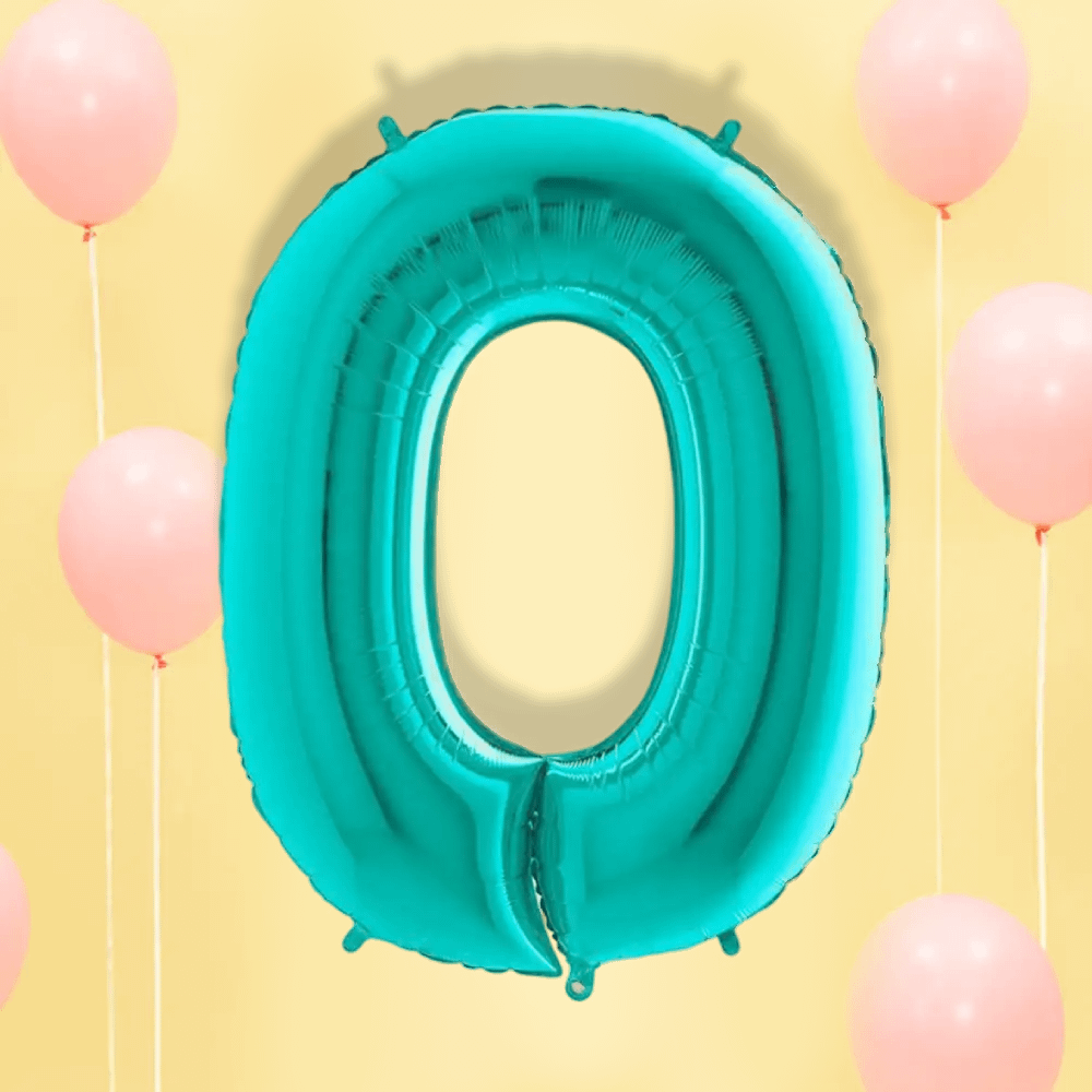 Turquoise folieballon cijfer 0 op een lichtgele achtergrond met pastelroze ballonnen en wit lint