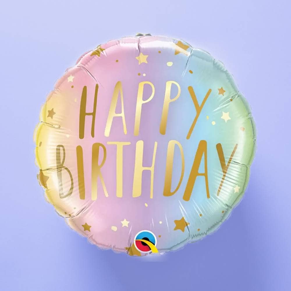 Folieballon met de tekst happy birthday in de kleuren goud, pastelpaars, pastelroze en pastelblauw op een lichtpaarse achtergrond
