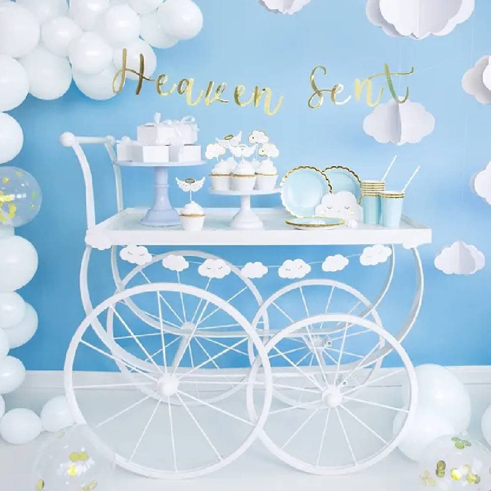 Wit karretje met babyshower versiering in de vorm van wolkjes