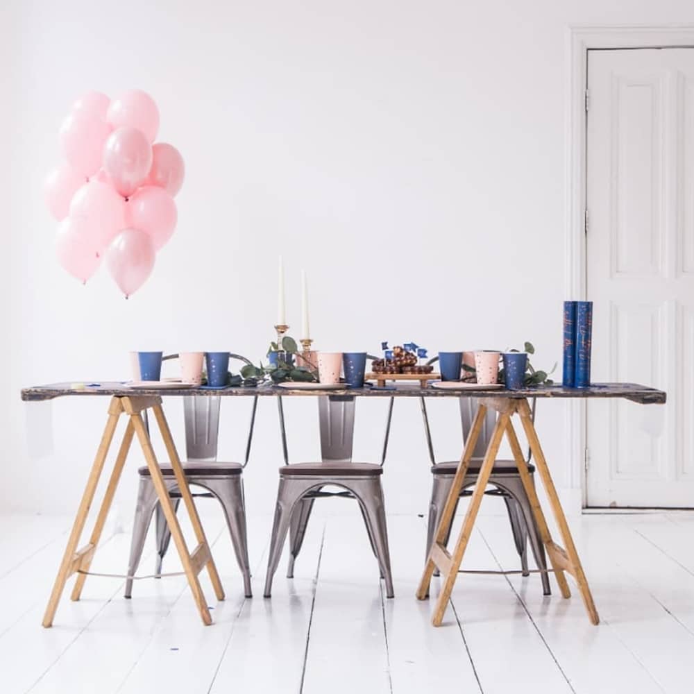 Gedekte tafel met roze ballonnen
