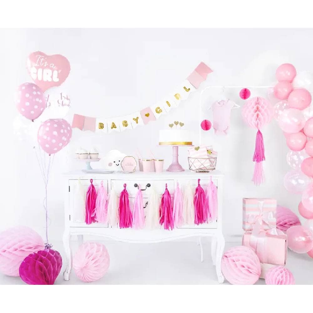 Tafel met roze babyshower versiering zoals tassels slingers en ballonnen