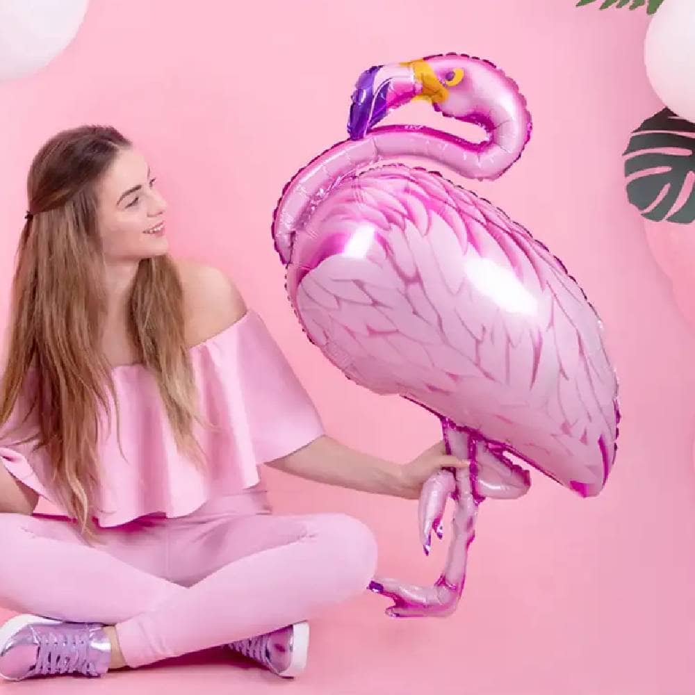 Meisje met flamingo vormige folieballon