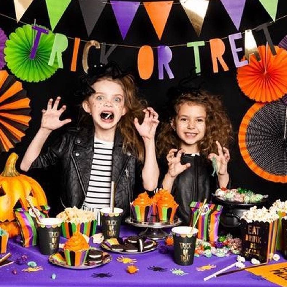 Twee kinderen omringd door vrolijke halloween versiering