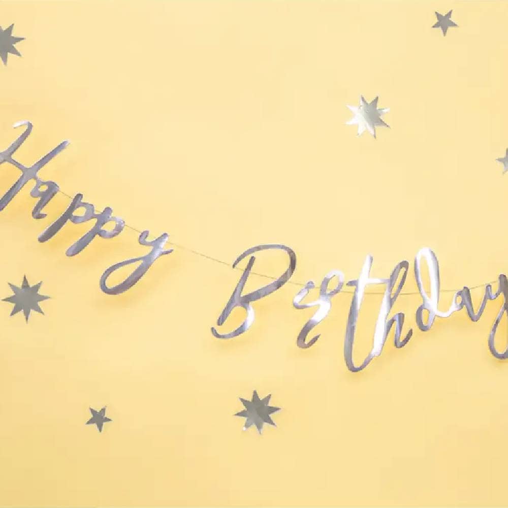 Zilveren letterbanner met de tekst Happy birthday