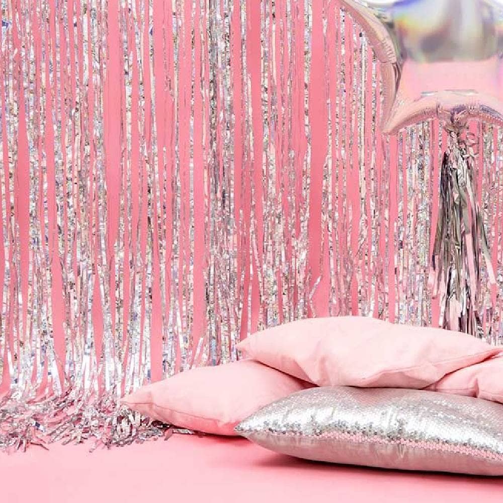 Roze wand met holografisch deurgordijn rose kussens en een folie ballon ster