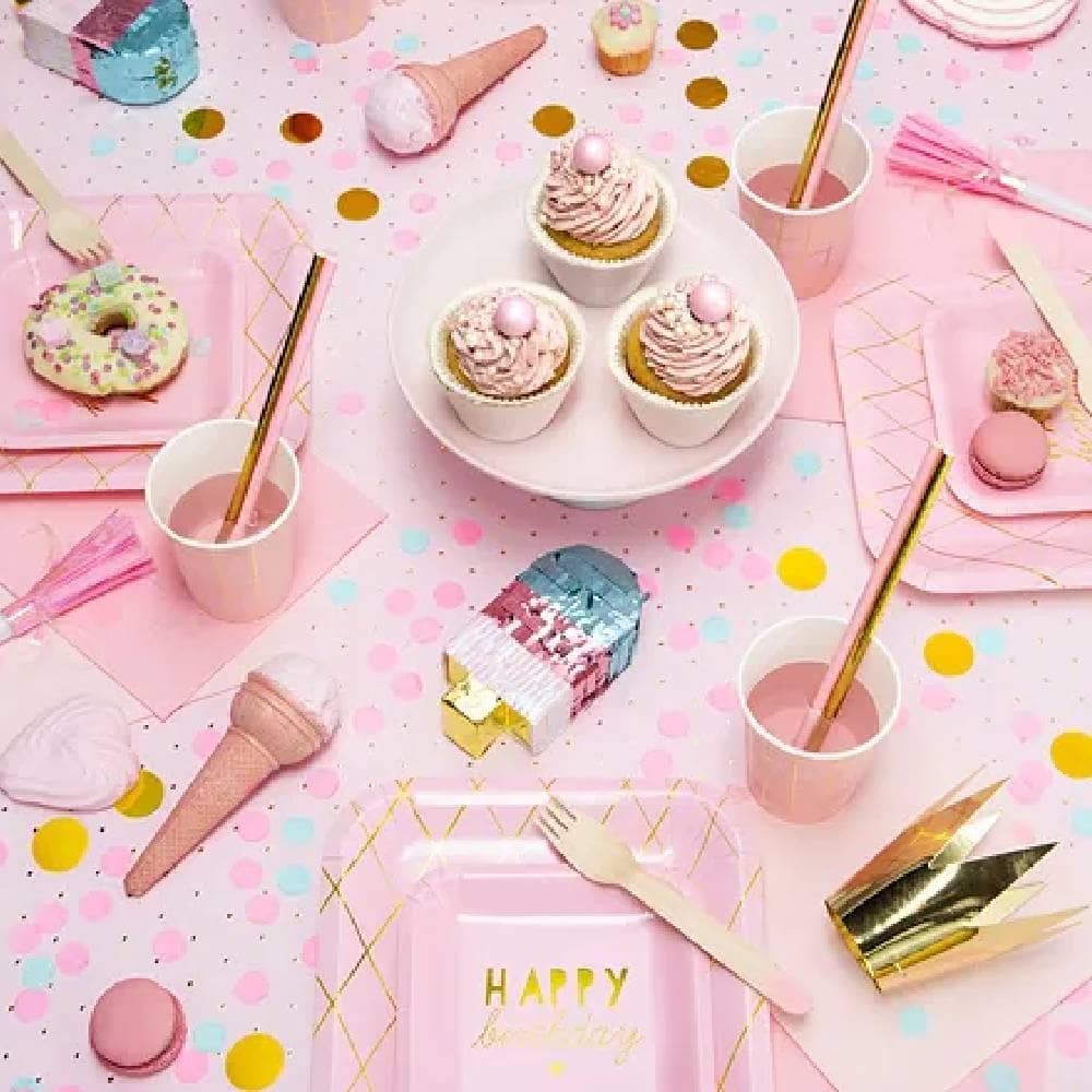Roze hapjestafel met roze cupcakes bordjes servetten en bekers