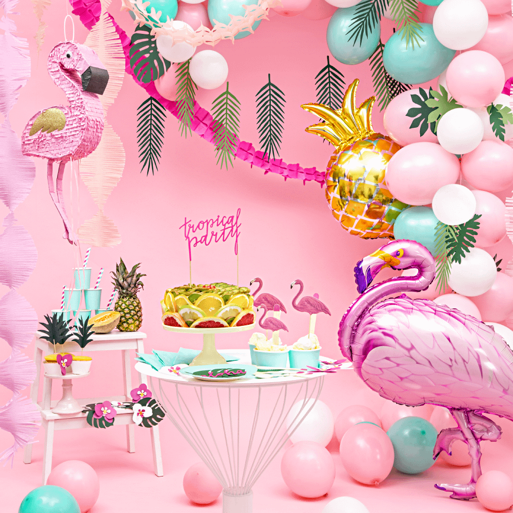 Tropische feest versiering met flamingo's en ananassen en palmbladeren