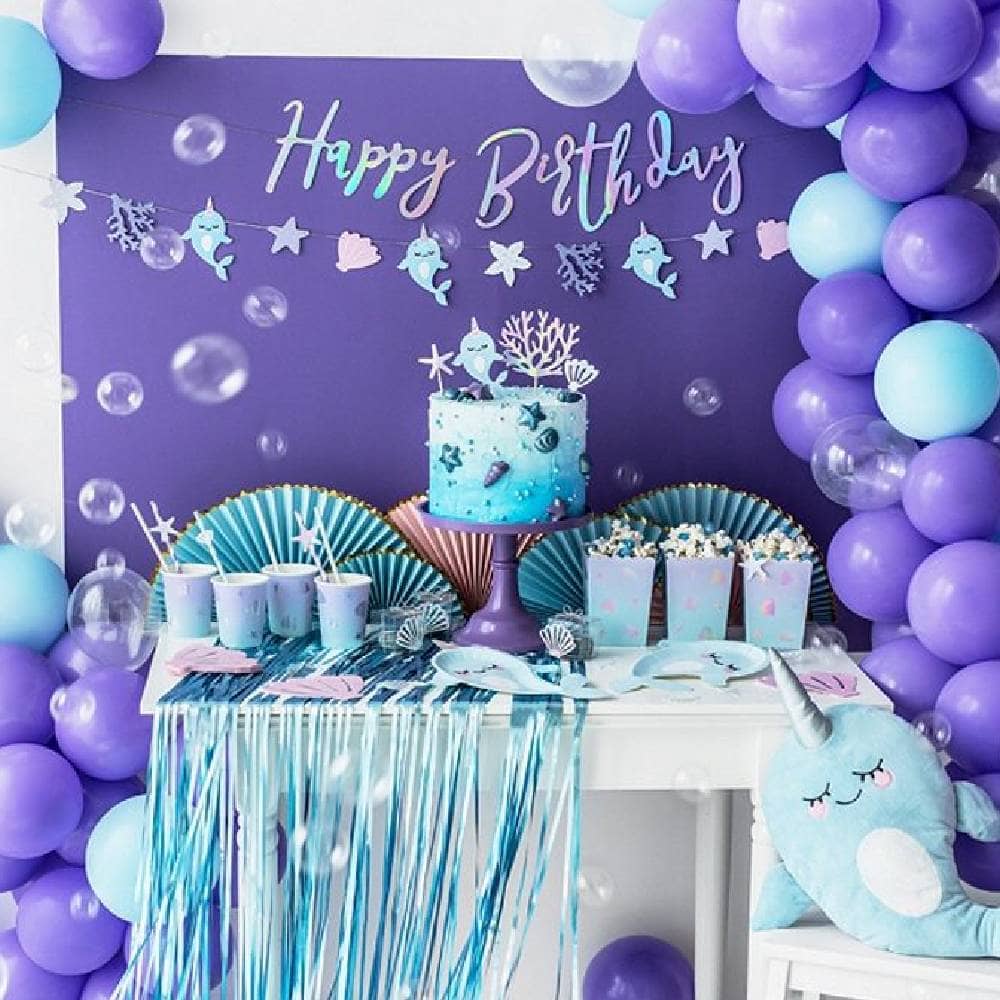 Versierde kamer met hapjes tafel ballonnen en slinger met diepzee thema