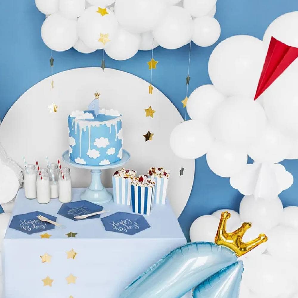 Hapjestafel met wolken versiering zoals ballonnen, bekers en popcorn bakjes