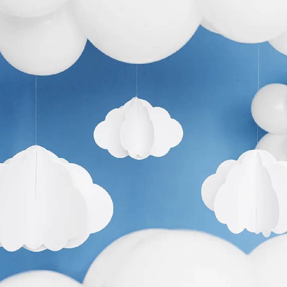 Hangers in de vorm van wolken die aan witte ballonnen hangen
