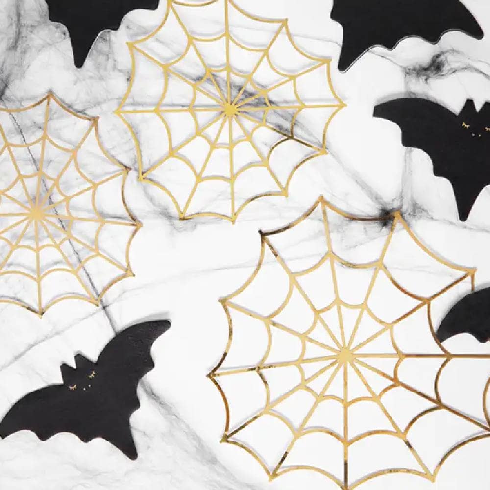 Gouden spinnenwebben van papier op marmer met zwarte vleermuizen