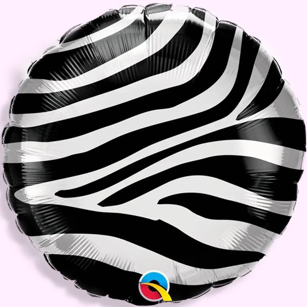 Ronde folieballon met zebraprint op een lichtroze achtergrond