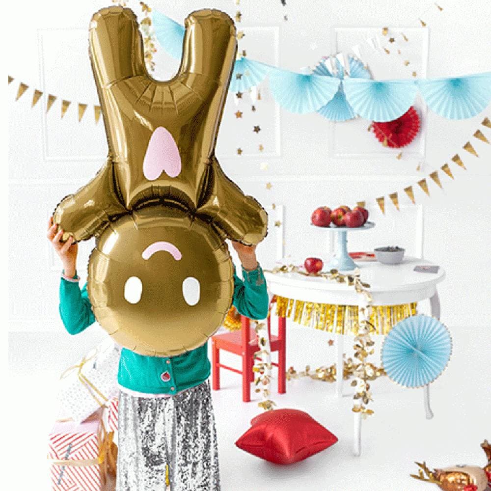 Kind met een taai taai folieballon in een versierde kamer
