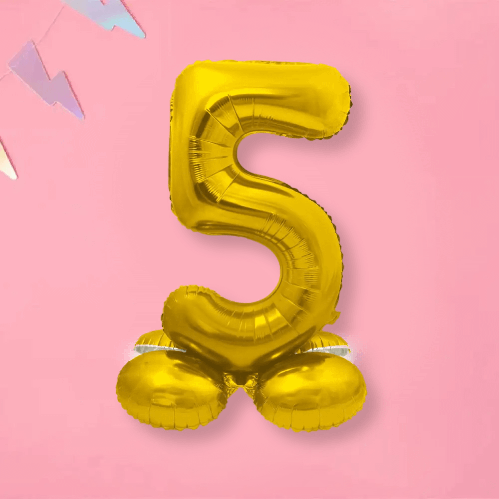 Folieballon cijfer 5 op standaard in het goud op een roze achtergrond met slinger in pasteltinten paars en blauw