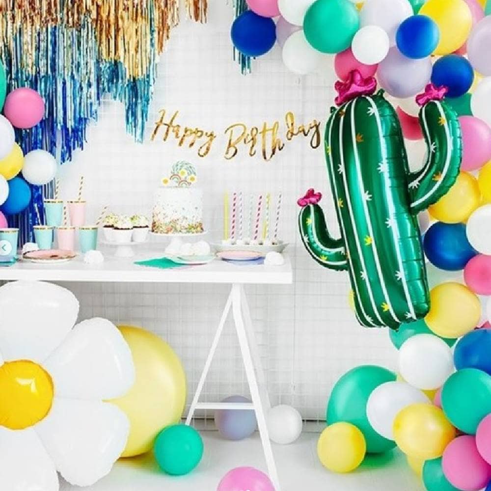 Witte tafel met een ballonnenboog ernaast en een folieballon in de vorm van een cactus