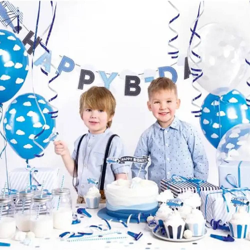 Twee jongens omringd door feestversiering zoals ballonnen en een versierde tafel