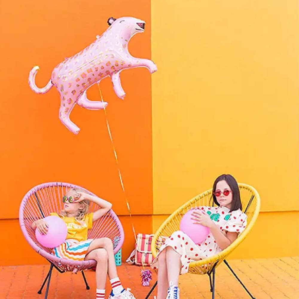 Twee meisjes in stoelen met luipaard folie ballon