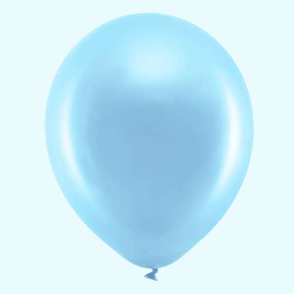 Lichtblauwe ballon op lichtblauwe achtergrond