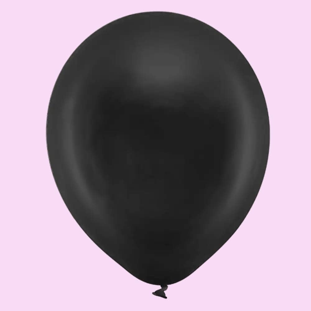 Zwarte ballon op lichtroze achtergrond