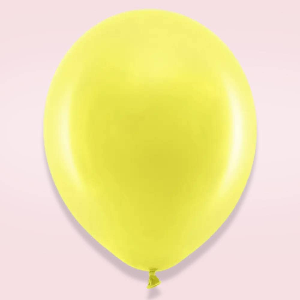 Pastelgele ballon op een lichtrode achtergrond met een omtrek van 30 centimeter