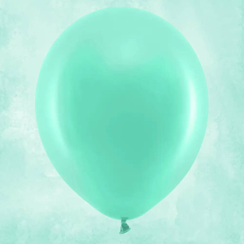 Mintgroene ballon op een mintgroene achtergrond