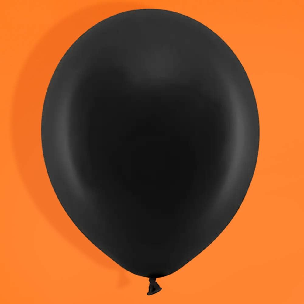 Pastelzwarte ballon op een oranje achtergrond