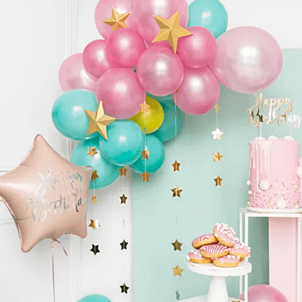 Ballonnenboog met metallic ballonnen in het roze en blauw