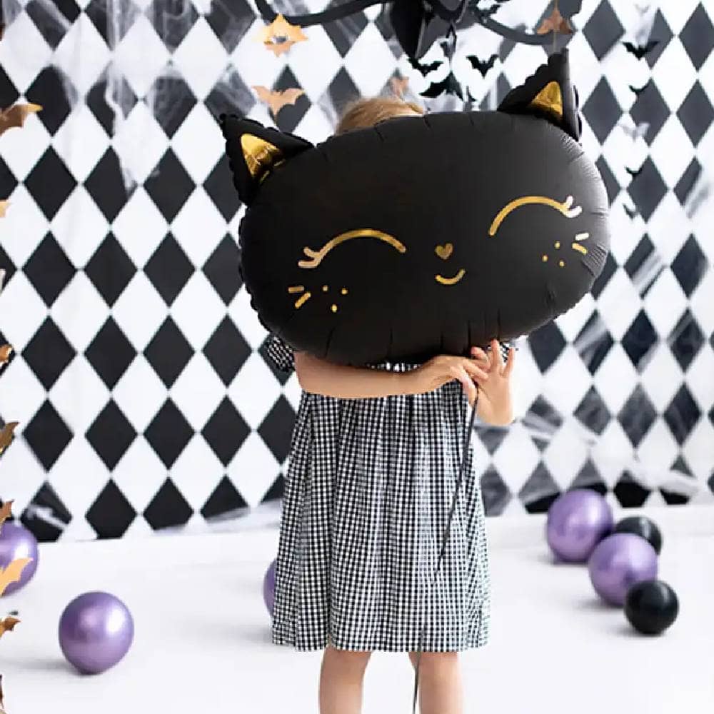 Meisje met folieballon met kattengezicht