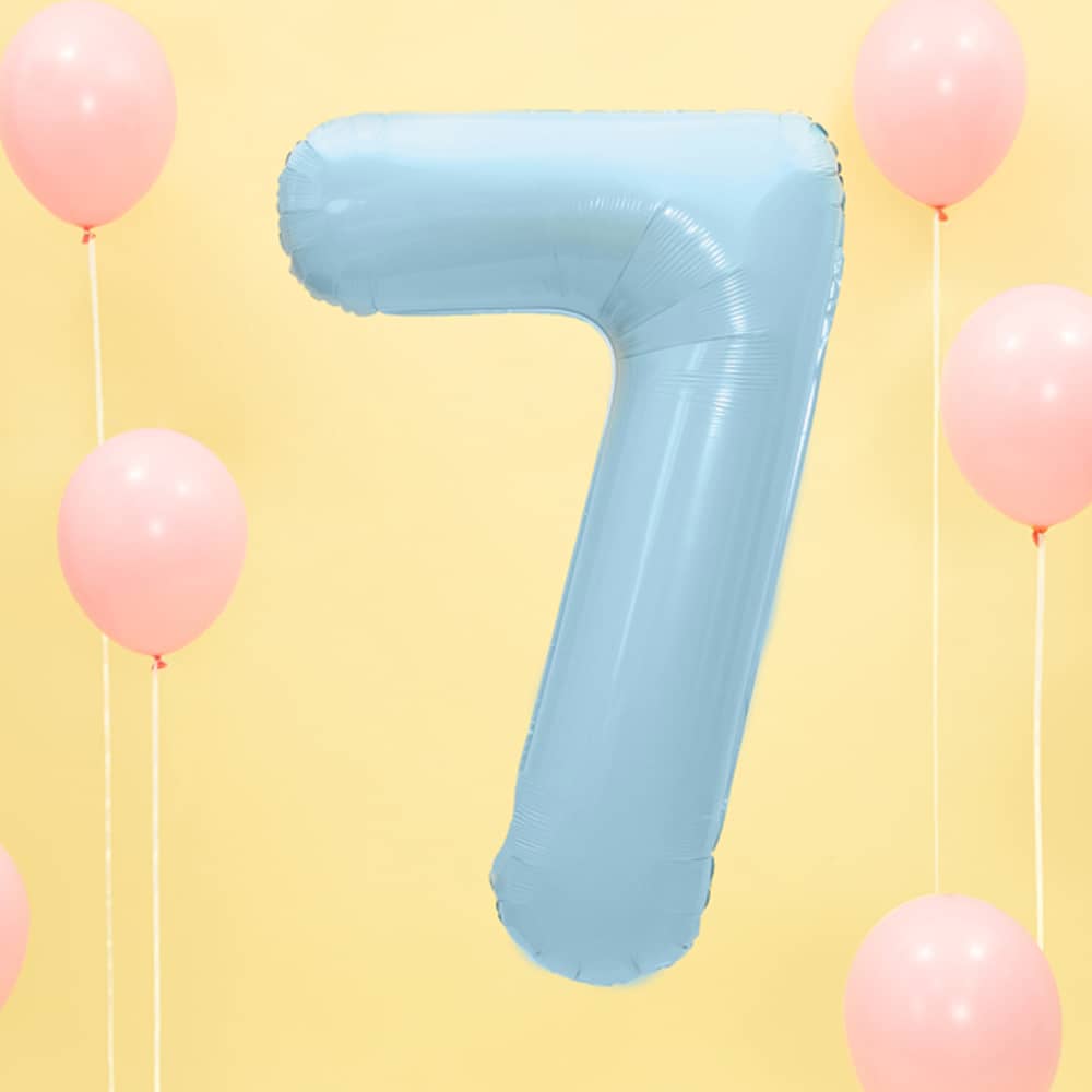 Folieballon cijfer 7 in het lichtblauw op een gele achtergrond met lichtroze ballonnen