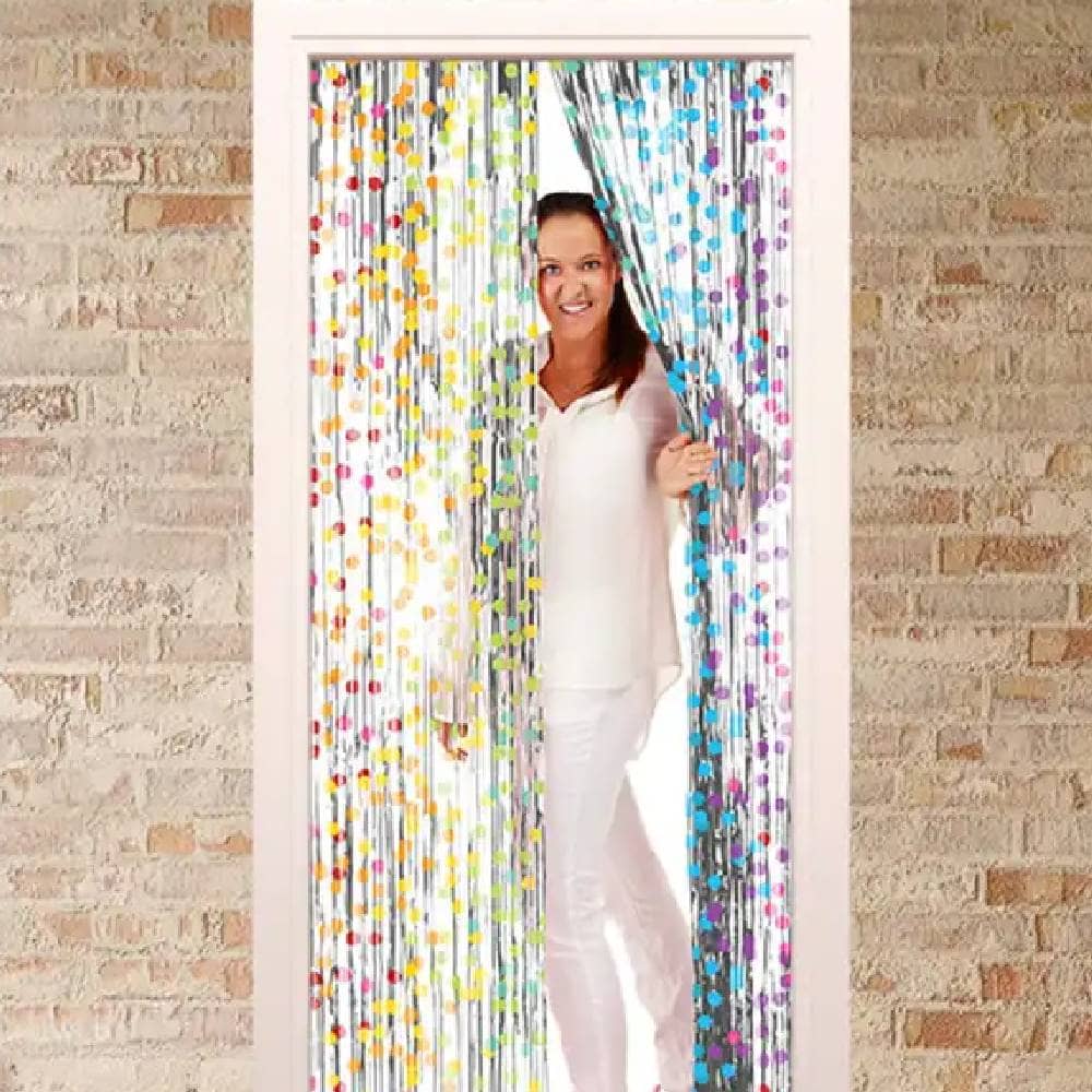 Muur met deur met daarin een vrouw en een multicolor backdrop