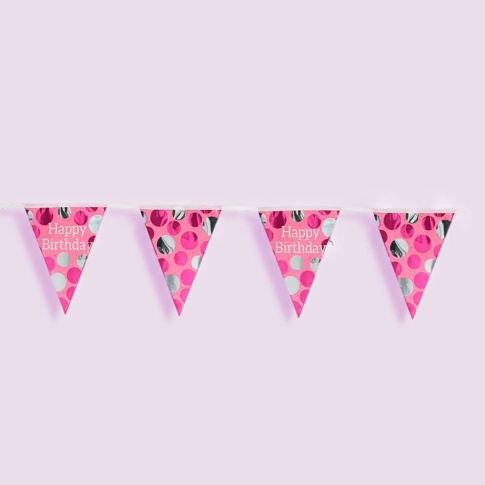 Slinger met roze vlaggetjes met de tekst 'happy birthday'