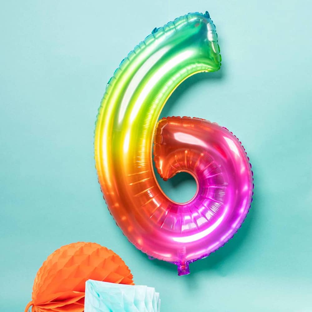 Regenbooggekleurde folieballon in de vorm van cijfer 6