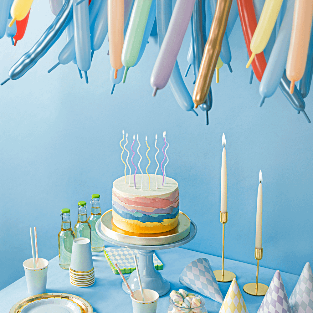Vrolijk versierde feest tafel met pastel versiering