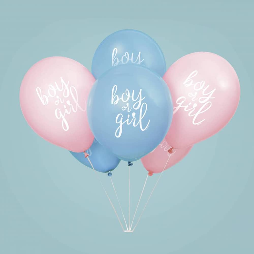 Blauwe en roze ballonnen met de tekst boy or girl