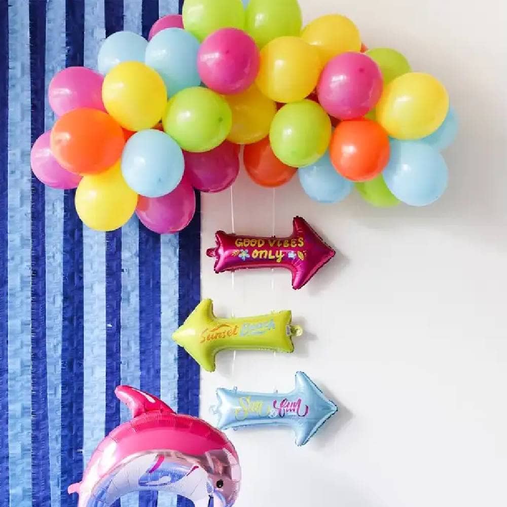 ballonnenbundel met diverse kleuren en met daaronder drie pijlvormige folieballonnen