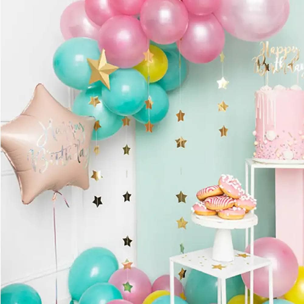 Kamer met taart donuts en veel ballonnen