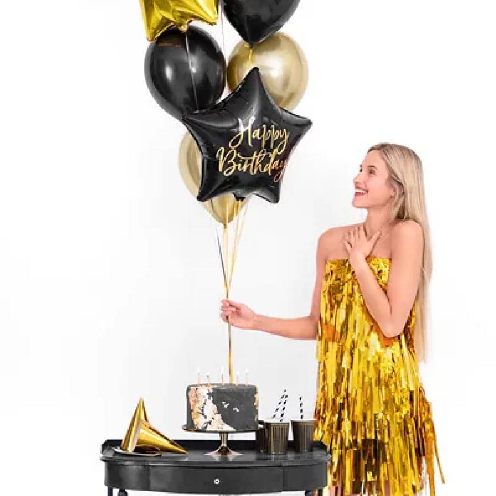 Vrouw houdt een bundel met zwarte en gouden ballon vast