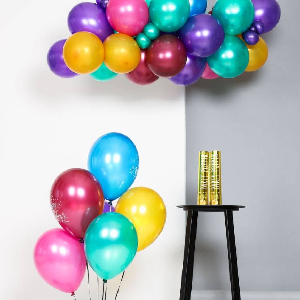 Gouden partypoppers en ballonnen in verschillende kleuren